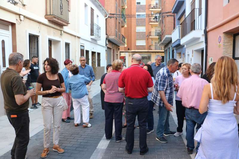 La alcaldesa, Cristina Mora, se rene con los vecinos de las calles reurbanizadas. EPDA