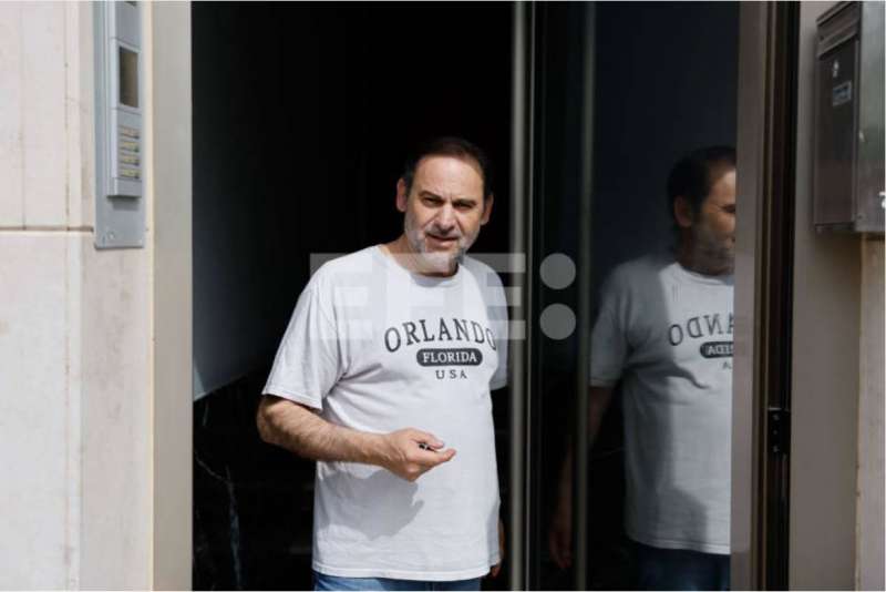 El exministro Jos Luis balos realiza declaraciones a los medios de comunicacin este martes, tras el registro por agentes de la Unidad Central Operativa (UCO) de la Guardia Civil de su vivienda.- EFE Ana Escobar
