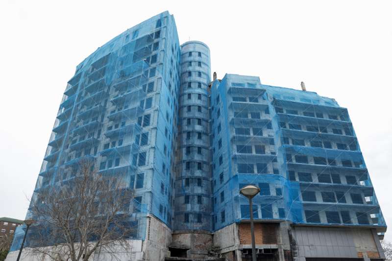 Imagen de archivo del edificio de Campanar en Valncia que qued arrasado por un incendio el 22 de febrero de 2024, que dej diez muertos y a centenares de familias sin nada. EFE Biel Alio
