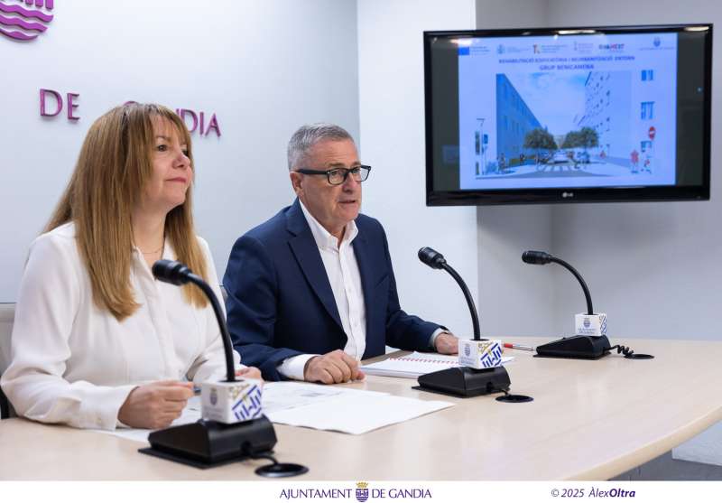 El regidor delegat de Vivenda, Salvador Gregori, i Maite Alonso, coordinadora general d?Urbanisme.  EPDA