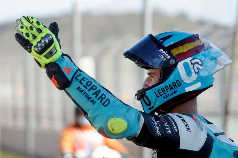 El piloto español de Moto 3, Xavi Artigas, tras ganar la carrera de Moto3 en el circuito Ricardo Tormo de Cheste (Valencia). EFE/Kai Försterling
