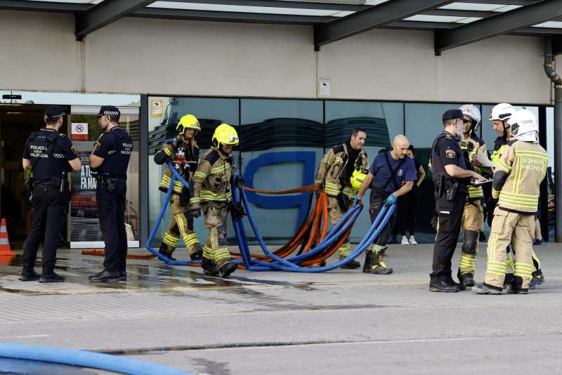 Efectivos del cuerpo de bomberos acuden a la planta de Psiquiatra del hospital La Fe de Valencia en la que este lunes falleci una mujer debido a un incendio que oblig a evacuar a los pacientes y al personal de esa planta y de una inferior. EFE Ana Escobar