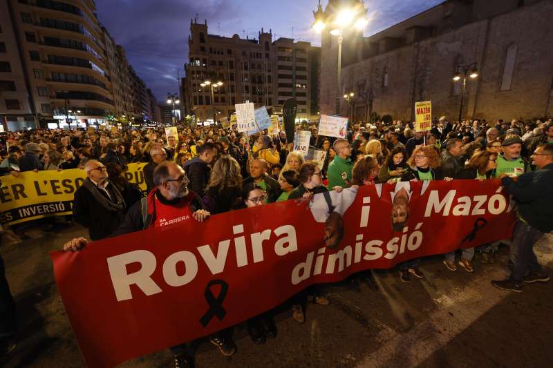 Manifestacin en Valncia convocada por la Plataforma per lEnsenyament Pblic bajo el lema Mazn y Rovira, dimisin. EFE  Villar Lpez.
