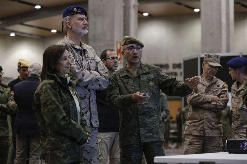 El rey Felipe VI acompaado de la ministra de Defensa, Margarita Robles, en su recorrido por la base logstica principal del Ejrcito de Tierra instalada en Feria Valencia. EFEManuel Bruque
