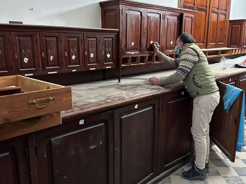 Un momento del desmontaje de los muebles de la sacrist�a de la Iglesia de los Jesuitas de Valencia.  EPDA 