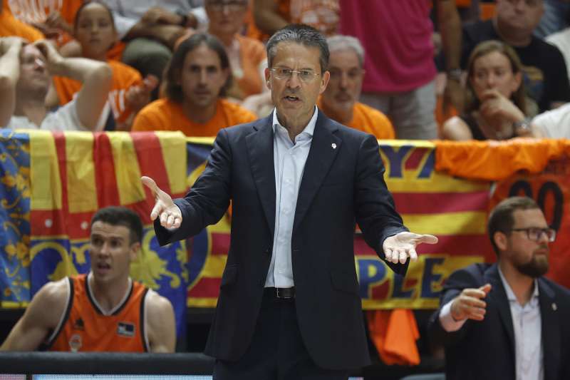 El entrenador del Valencia, Pedro Martnez, durante el tercer partido de la final de la Liga Endesa que disputaron en el pabelln de la Fuente San Luis de Valencia ante el Real Madrid. EFEMiguel ngel Polo
