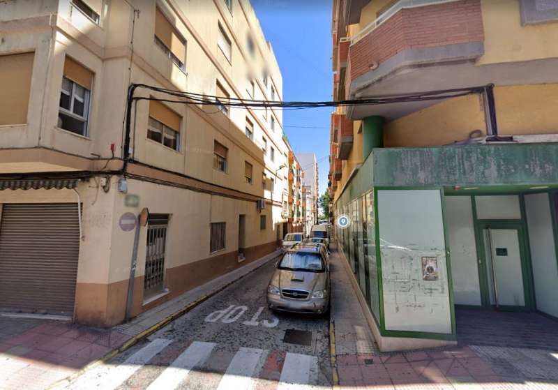 Los hechos se produjeron en un edificio de la calle Sant Carles de Oliva. /GOOGLE MAPS