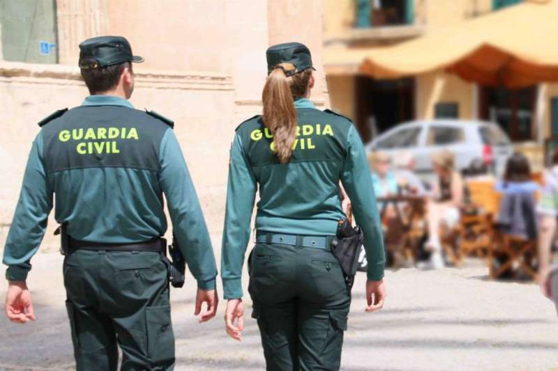Foto de archivo de dos agentes de la Guardia Civil./EPDA