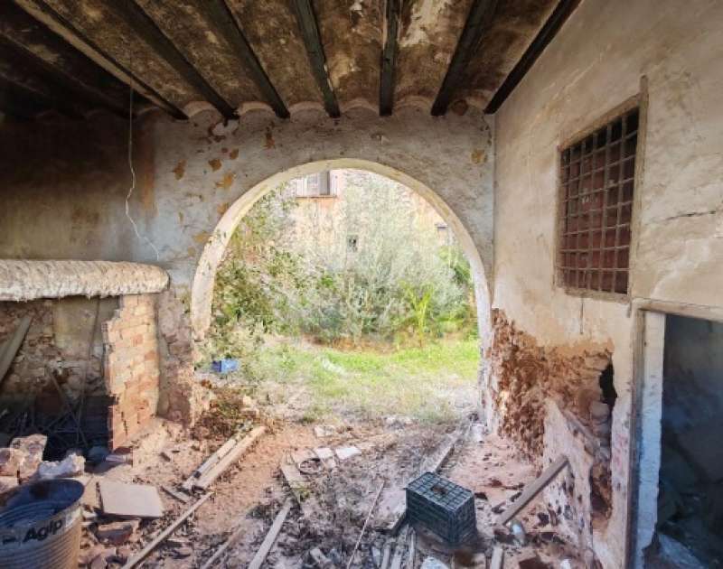 Interior del Palau dels Comtes d?Orbe i Pini�s, que ara encara la seua restauraci� en dos fases.  EPDA