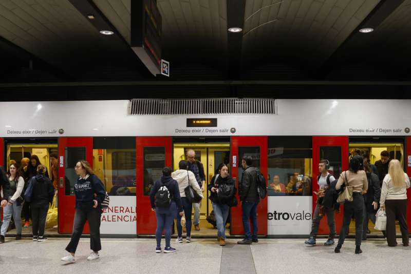 Pasajeros en una estacin de Metrovalencia. EFEAna EscobarArchivo