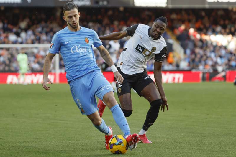 Jos Manuel Arias Copete (i) en un partido con el Mallorca en MEstalla. EFE Ana EscobarARCHIVO
