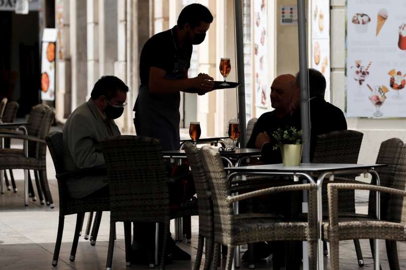 Un camarero atiende una mesa en una terraza en Valncia. EFEAna EscobarArchivo
