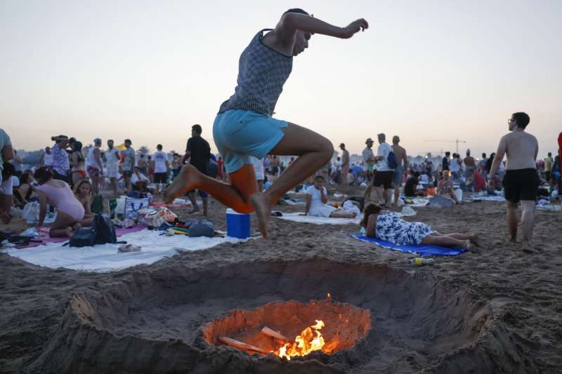Ambiente de la playa de la Malvarrosa en Valencia donde durante la celebracin hoy lunes de la noche de San Juan. EFE  Ana Escobar.

