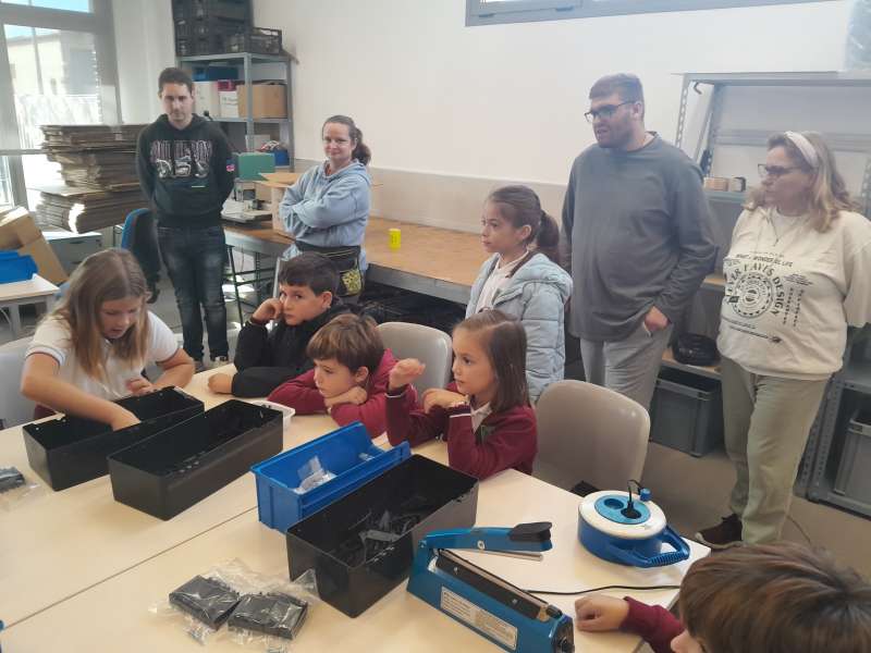 Escolares realizan actividades junto a usuarios del Centro Ocupacional Municipal de Sueca.  EPDA