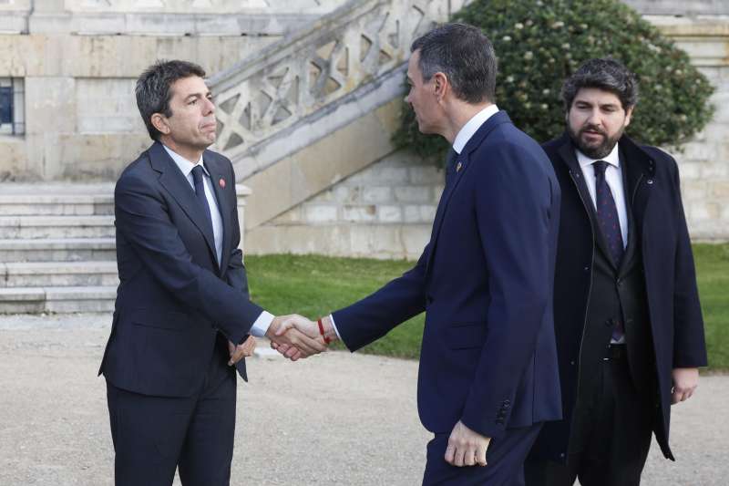 El presidente del Gobierno, Pedro Snchez, saluda al presidente de la Generalitat Valenciana, Carlos Mazn. EFEJavier Etxezarreta
