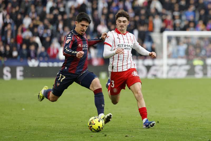 El defensa del Girona Joel Roca (d) pelea un bal�n con el defensa del Levante V�ctor Garc�a. EFE Ana Escobar