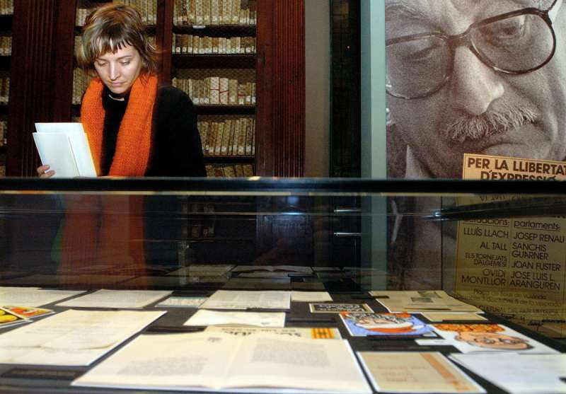 Una joven observa algunos de los documentos que se muestran en la exposiciÃ³n 