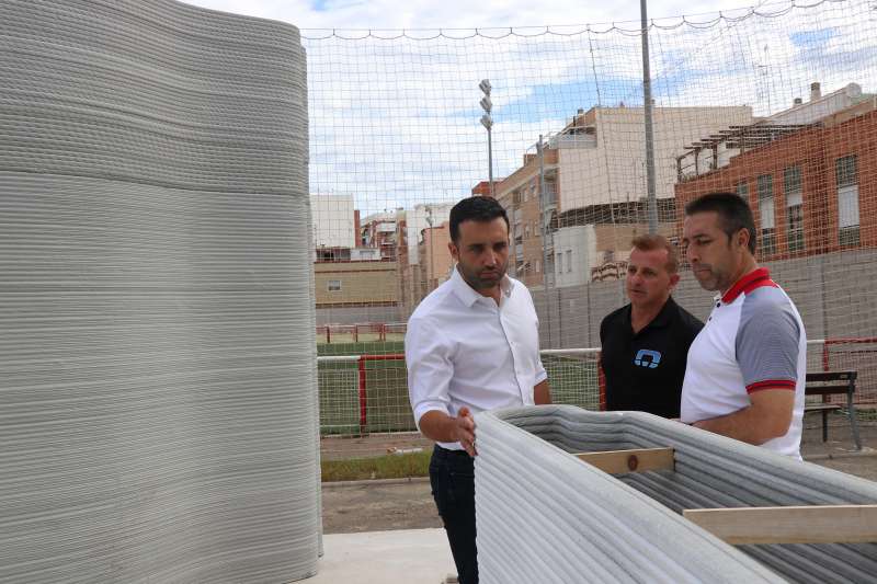 El acalde de Sagunt inspecciona una de los paneles impresos en hormign. EPDA