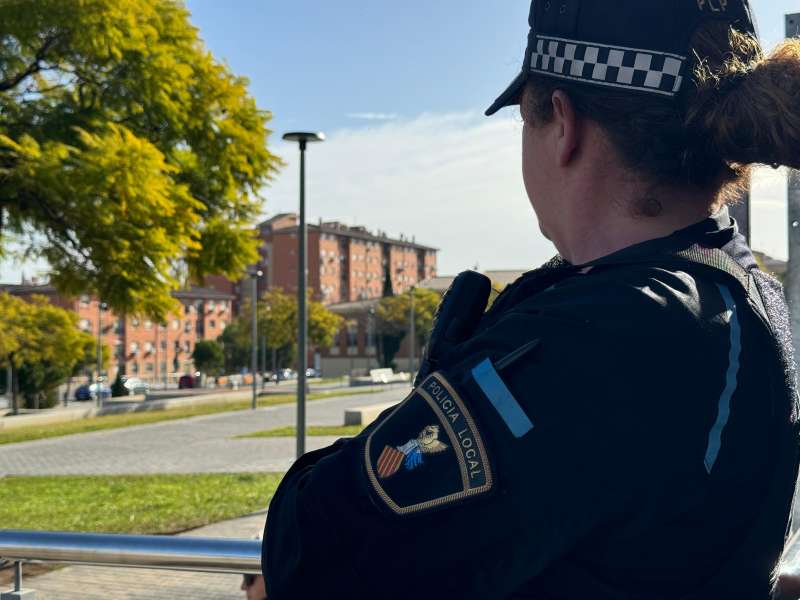 Un polica local de Paterna en el barrio de La Coma. EPDA