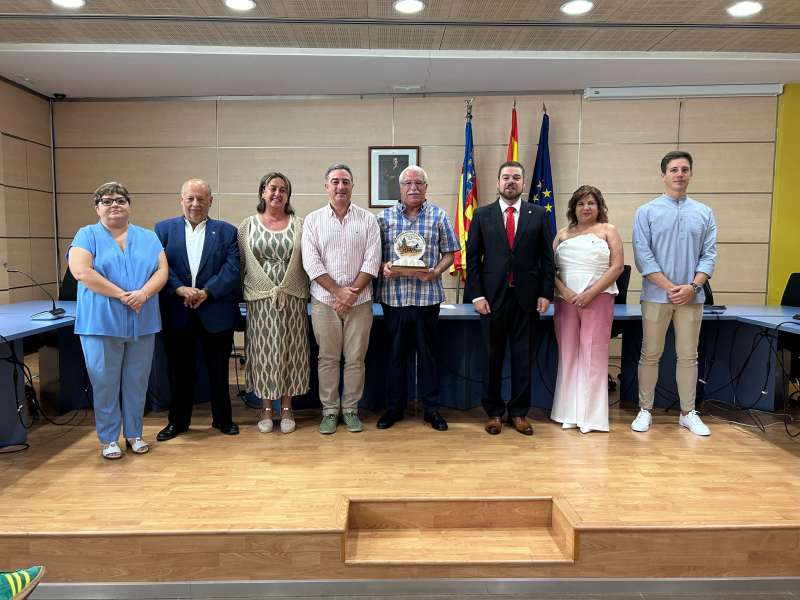 Isidro Andrs Prez, recibe el Premio Farnals. EPDA