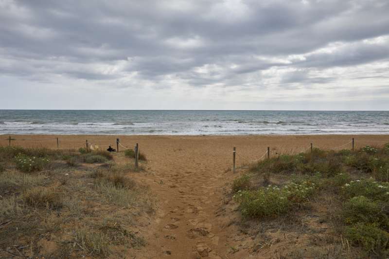 Imagen de archivo de una playa en Tavernes de la Valldigna. EFENatxo FrancsArchivo