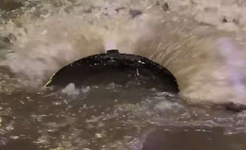Una acequia se desborda.  Foto: Polica Local de Valencia