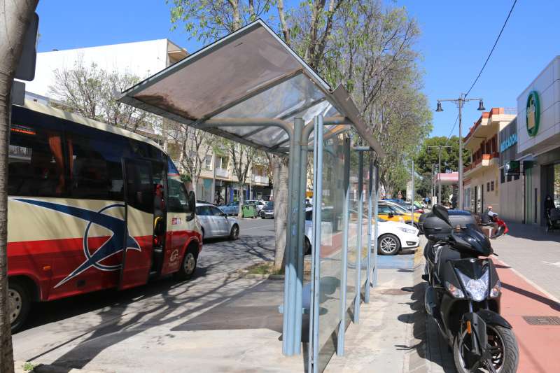Un autobús estacionado en una parada.