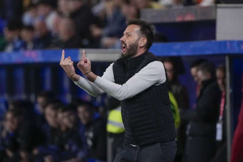 El entrenador del Valencia, Carlos Corbern, en una imagen reciente. EFEAdrin Ruiz Hierro

