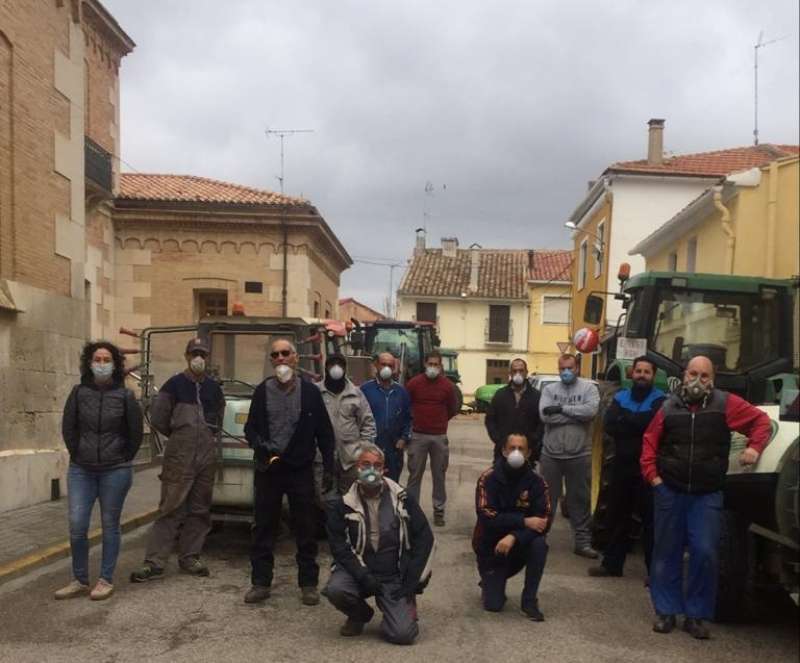 Voluntarios de Camporrobles desinfectando las calles de la localidad