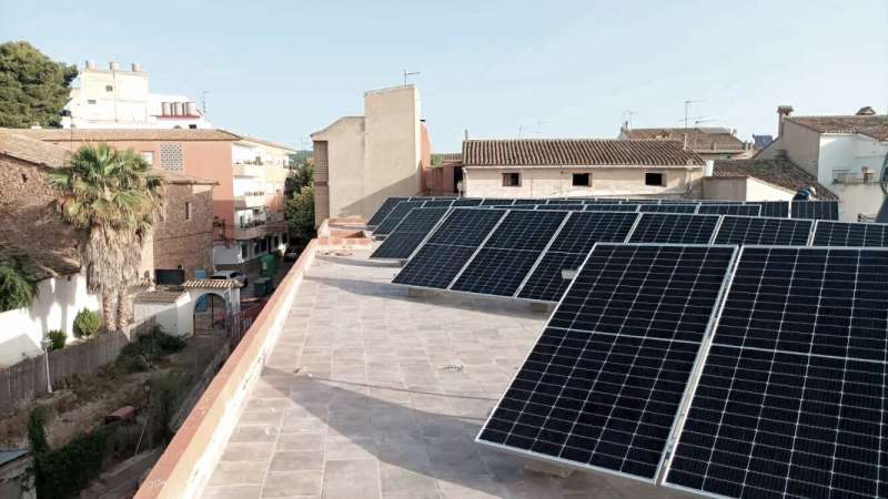 Placas solares instaladas en edificios pblicos de Macastre.  EPDA
