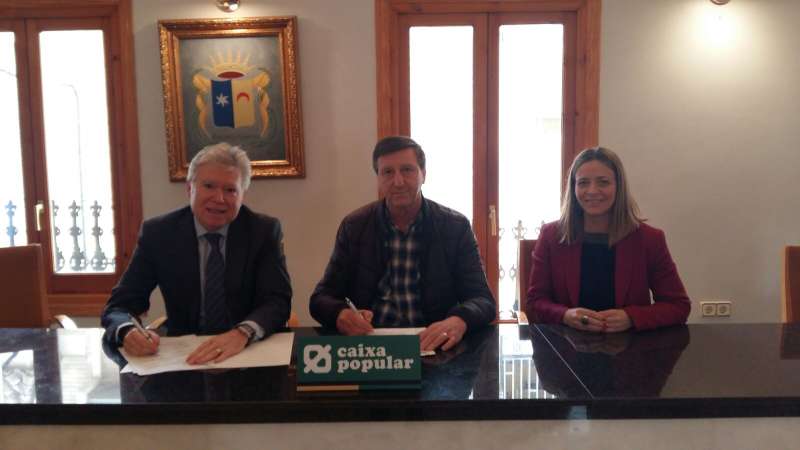 Firma del convenio entre el alcalde de Beniparrell y Caixa Popular. EPDA
