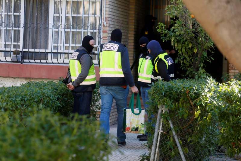 Agentes de la PolicÃ­a Nacional registran una vivienda en una operaciÃ³n contra el yihadismo en la Comunitat Valenciana. EFE/Manuel Lorenzo/Archivo
