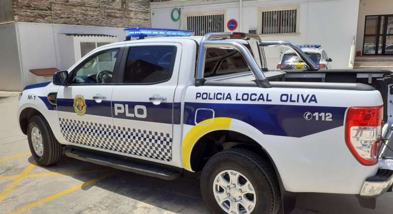 Un vehculo del cuerpo de Polica Local de Oliva.  EPDA
