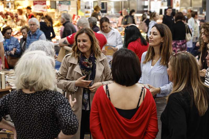 La alcaldesa de Val�ncia, Mar�a Jos� Catal�, informa de nuevas actuaciones en el Mercado Central. En la imagen Catal� durante la visita al mercado. EFEBiel Ali�o
