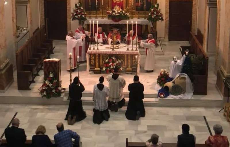 Una misa en el Monasterio de Gilet.  EPDA