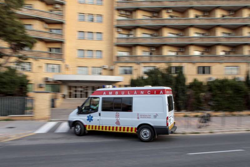 Ambulancia entrando a un hospital valenciano Biel Alio