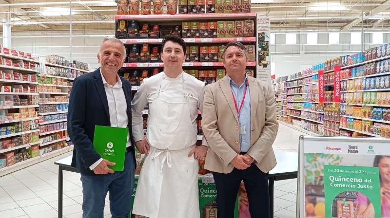 Paco Juan, responsable rea de Marketing y Ventas Comercio Justo de Oxfam Intermon; Ausis Signes, chef de Ausis Restaurant; y Alfonso Bermejo, director de Alcampo Aldaia (izq. a dcha.). EPDA