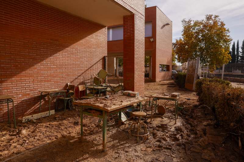 Mobiliario cubierto de barro en el exterior del Instituto Alameda de Utiel, este martes.. EFEVillar Lpez
