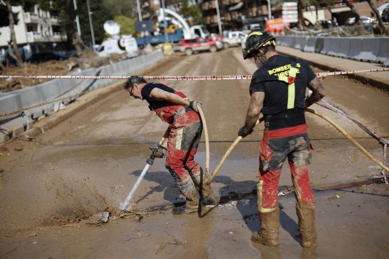 Refuerzan la cimentacin del puente que conecta Sedav con La Torre tras la dana.  EFE