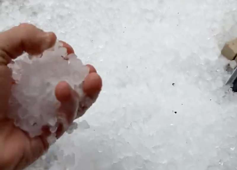 Granizada en Ontinyent. @Javi_Beldeta (X)