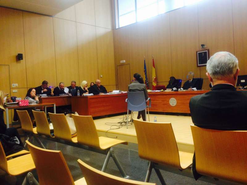 Parra Mateu, de espaldas, en otro juicio de la trama de las asesorías en el que condenaron a la alcaldesa de La Pobla de Farnals y al secretario municipal de Canet. P.V.