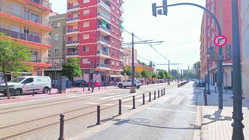Calle Francisco Cubells con el tranva que lleva al puerto. EPDA