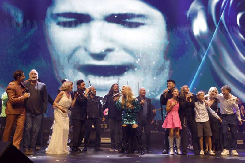 Concierto homenaje a Nino Bravo que inaugura este sbado el Roig Arena de Valencia, el pabelln multiusos y nueva casa del Valencia Basket impulsado por Juan Roig tras una inversin personal de 400 millones de euros, en una gala donde David Bisbal, Vctor Manuel, Mal, Vanesa Martn, Sole Gimnez, La casa azul, Marta Snchez, Chambao o Andrs Surez interpretarn clsicos del mito valenciano, que 