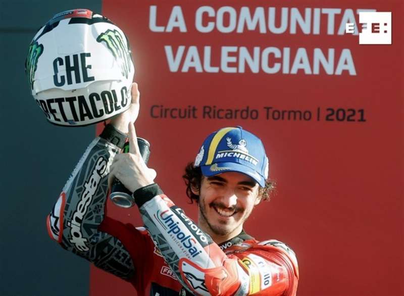 El piloto italiano de moto GP, Francesco Bagnaia, tras ganar su carrera de MotoGP en el circuito Ricardo Tormo de Cheste (Valencia) EFE/Kai Försterling
