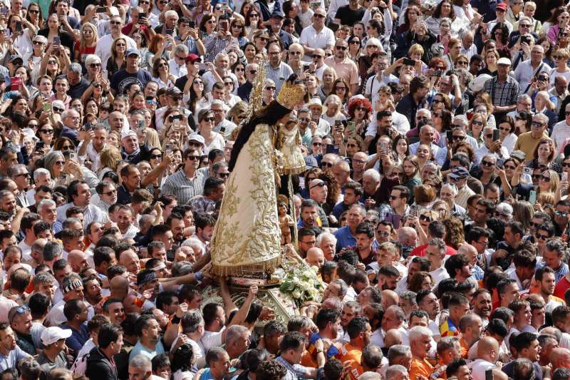 Valencia celebra la festividad de su patrona, la Virgen de los Desamparados, con la Missa d?Infants, el traslado de la Virgen y la Procesin General, este domingo.-EFEAna Escobar

