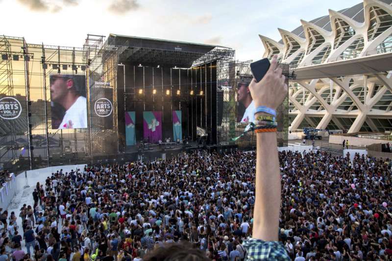 Un momento del concierto de Miss Caffeina, en la tercera edici�n del Festival de Les Arts. EFEBiel Ali�o
