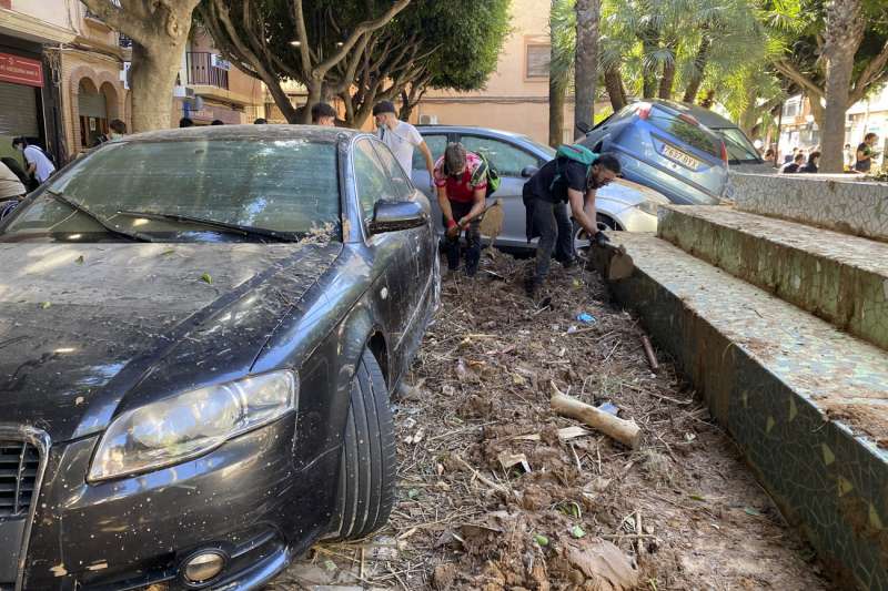 Voluntarios ayudan a retirar escombros en la localidad valenciana de Aldaia este sbado. EFE Macarena Soto
