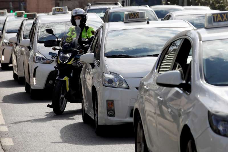 Centenares de taxistas en una concentracin anterior en Valencia. EFEAna Escobar
