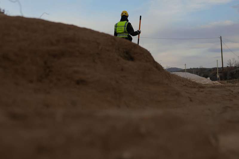 Agentes de la Guardia Civil, en labores de bsqueda de una de las personas desaparecidas durante la dana, en Pedralba, en enero de este ao. EFE Kai ForsterlingArchivo
