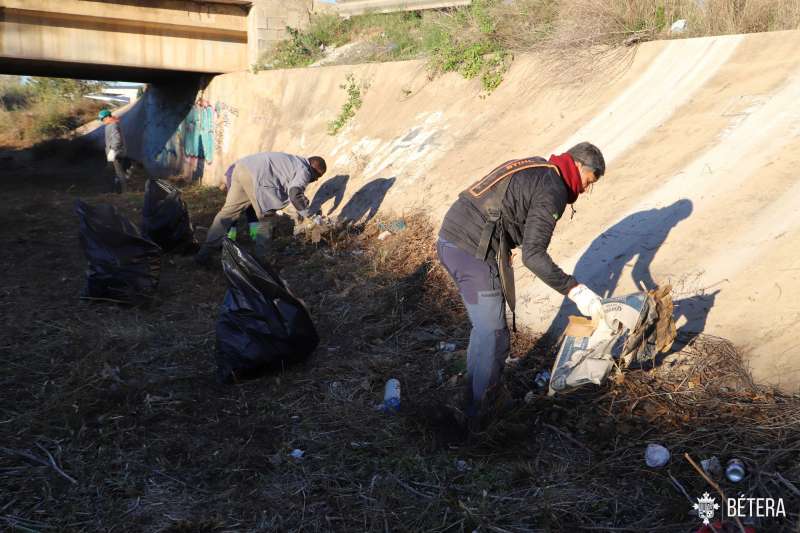 Labores de limpieza en el canal de desvo al barranco del Carraixet.  EPDA